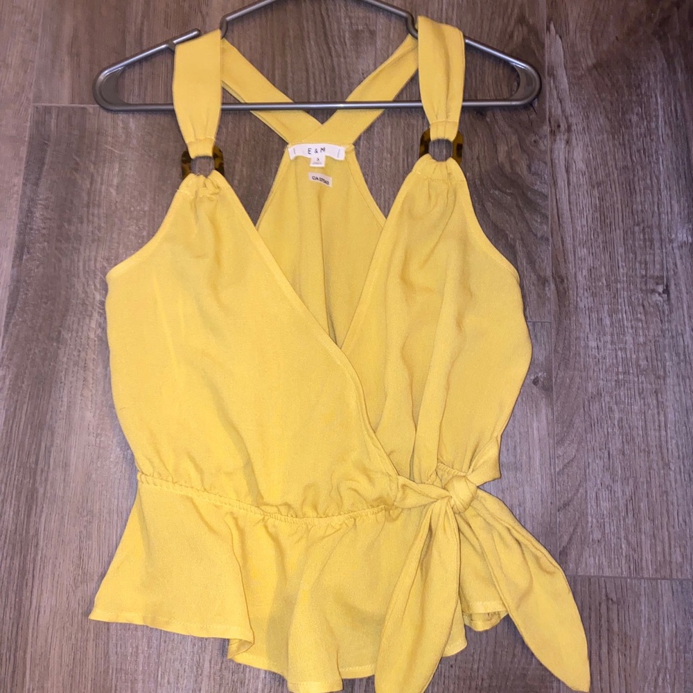 Super cute E&M  Wrap Top💛